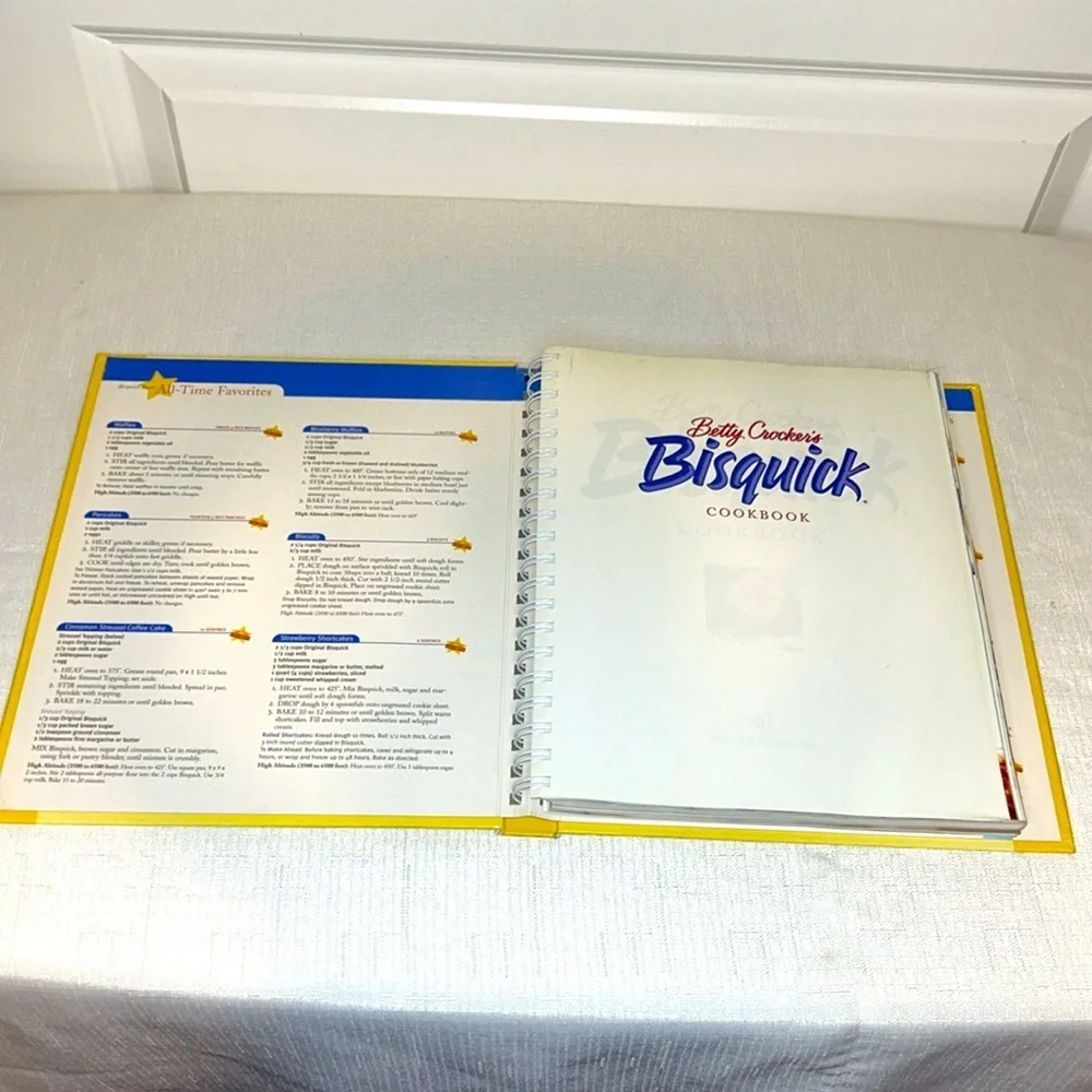 Betty Crocker’s Bisquick Cookbook Vintage ©️2000 First Edition, Great Condition